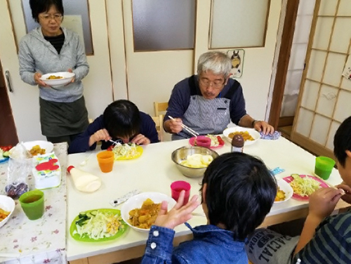 カレー　一緒に食べる